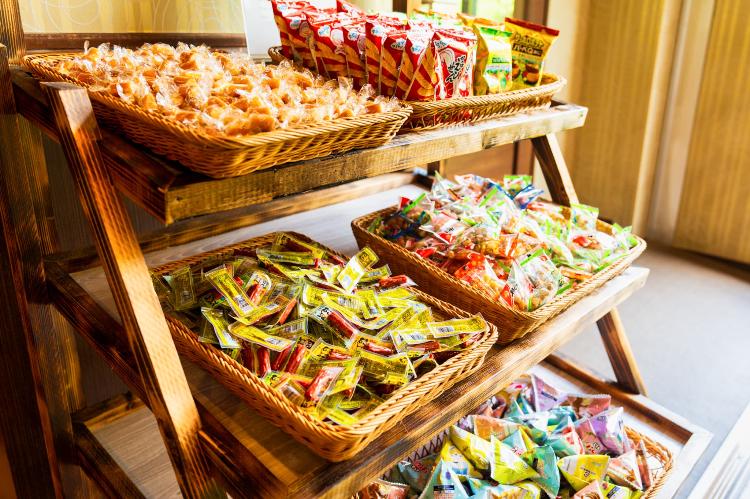 ■ラウンジ■小腹がすいたらついついつまんじゃうラウンジのお菓子。夕食前の食べすぎには注意!