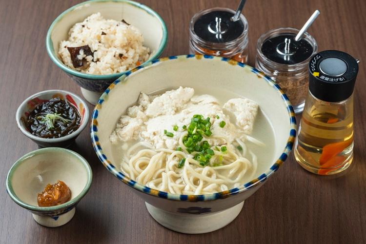 ゆしどうふそば　優しいスープの沖縄そばと柔らかくふわっとしたおぼろ状のゆしどうふ2つを楽しめる
