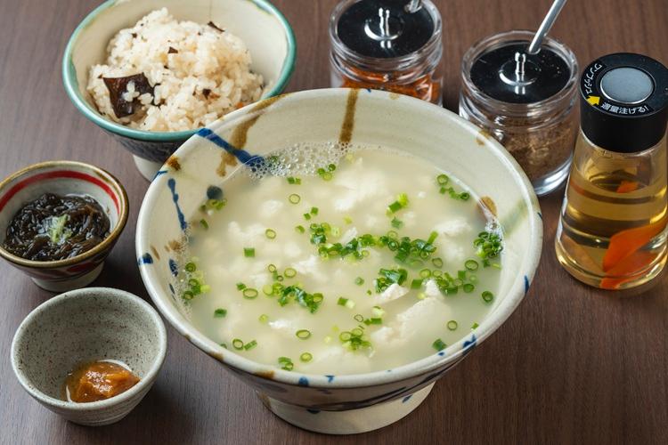 ゆしどうふ　豆乳に“にがり”だけを加えた素朴な豆腐。柔らかくふわっと優しい沖縄の味。