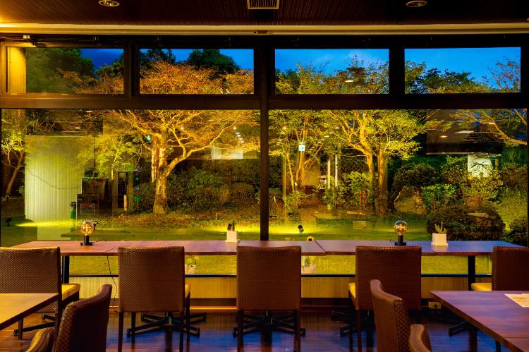 ■ラウンジ■夜に訪れると外の木々がライトアップされて幻想的な雰囲気に