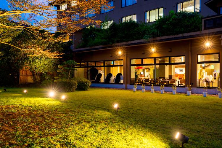 ■眺望■窓からの景色。静かな夜の空気に包まれ、ライトアップされた木々をご覧いただけます