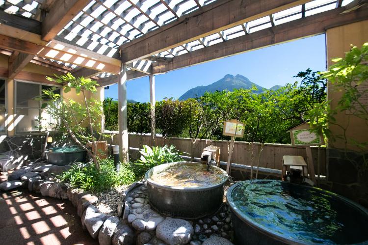 ■あさぎりの湯■香りの異なる3種の陶器風呂に浸かりながら、由布岳を眺める贅沢