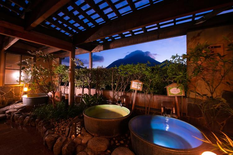 ■あさぎりの湯■3種の陶器風呂からお好みのお湯に浸かって、空の明るさが変わる瞬間を眺める‐‐