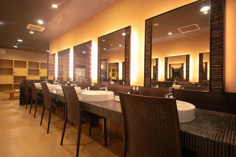 ■ゆふの湯・パウダールーム■温泉で身体を癒したら、こちらで身だしなみのチェックをどうぞ!