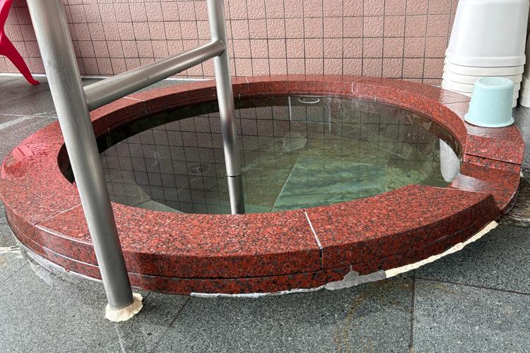 【水風呂】かけ流しの新鮮な水で爽やかに♪水温13〜17℃!サウナとの相性抜群です◎