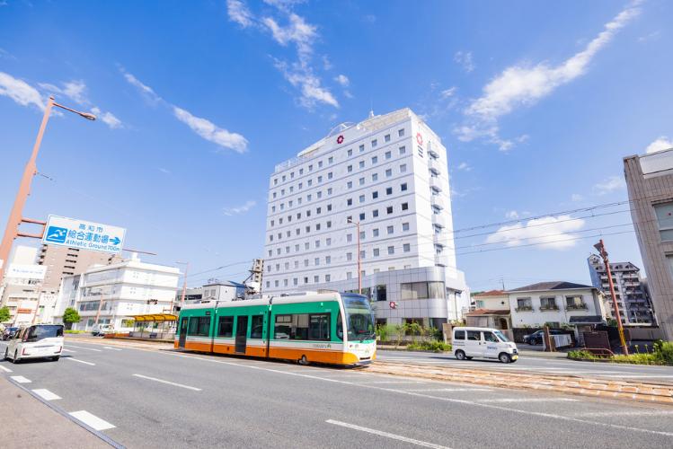 ホテル外観。路面電車が目の前を走る好立地。