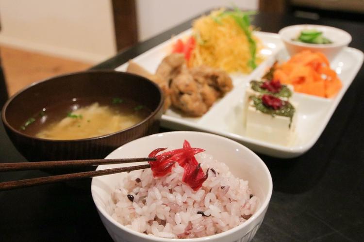島の食材を使った『お任せ夕食』1ドリンク付き・日替わり(1)