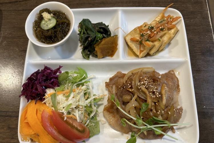 島の食材を使った『お任せ夕食』1ドリンク付き・日替わり(2)