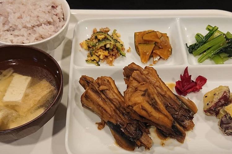 島の食材を使った『お任せ夕食』1ドリンク付き・日替わり(4)