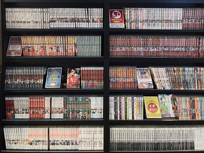 ロビーのコミックは約30タイトル、700冊をご用意！お部屋でお楽しみいただけます