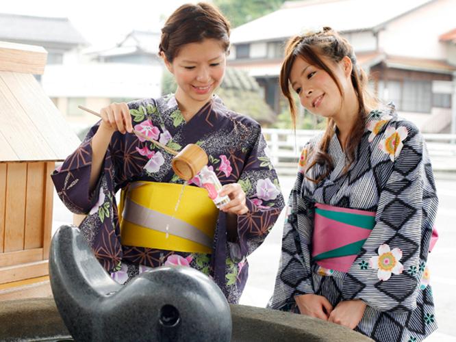 湯薬師広場<BR>温泉水をボトルに入れてお持ち帰りできます♪