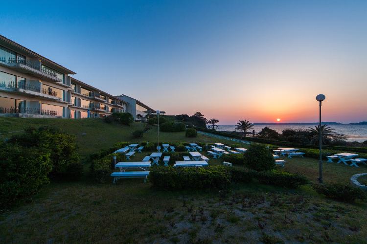 コバルトブルーの海に囲まれたリゾートホテル。本州西北端の海に沈む夕景をぜひご体験ください