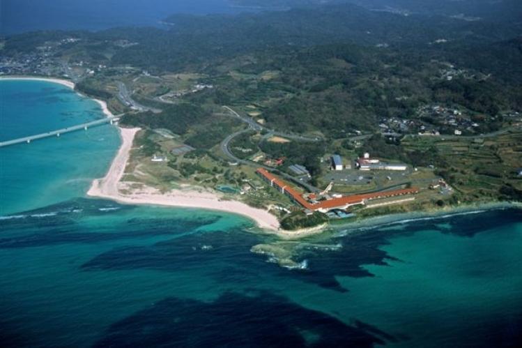 コバルトブルーの海に囲まれたリゾートホテル。すぐそばに角島大橋が架かっている絶景ホテルです。