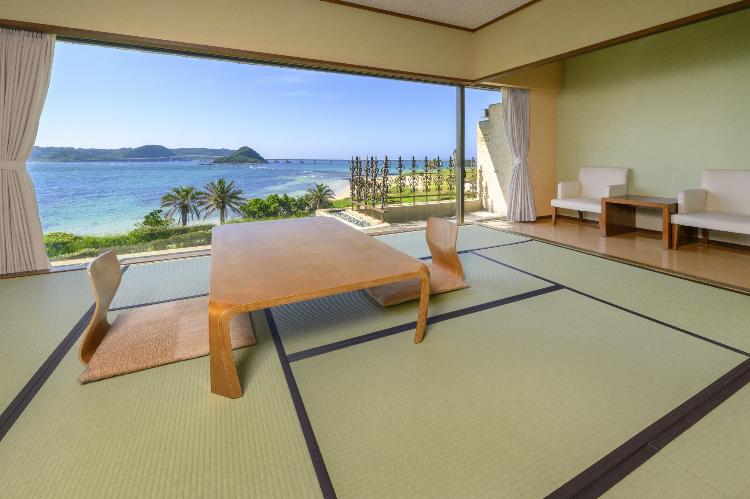 角島大橋側和室の一例／目の前にコバルトブルーの海と角島大橋をのぞむ畳の客室です