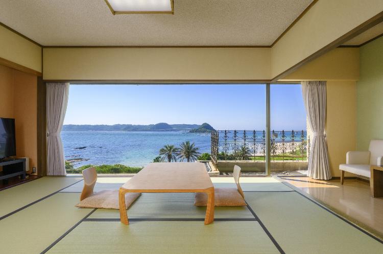 角島大橋側和室の一例／目の前にコバルトブルーの海と角島大橋をのぞむ畳の客室です