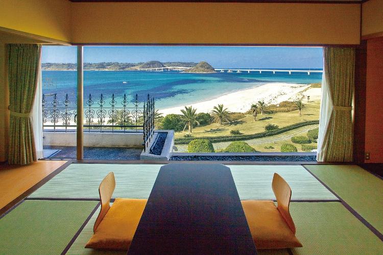 オーシャンビューの和室一例。目の前にコバルトブルーの海が広がります。