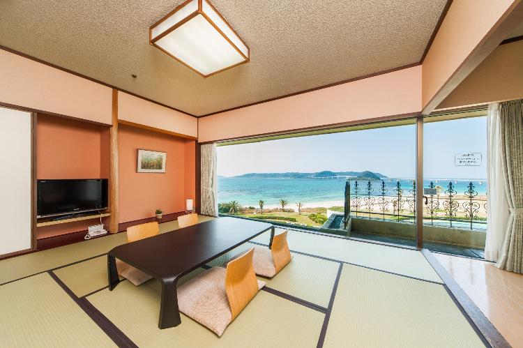 オーシャンビューの和室一例。目の前にコバルトブルーの海が広がります。