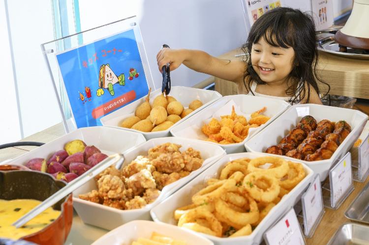 【お子さまビュッフェ】小さなゲストでも手が届く低目のビュッフェボードでお料理お選びいただけます