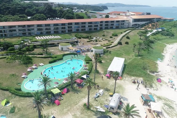 夏オープンのプールはコバルトブルーの海の隣。大人用と子供用とがございます。