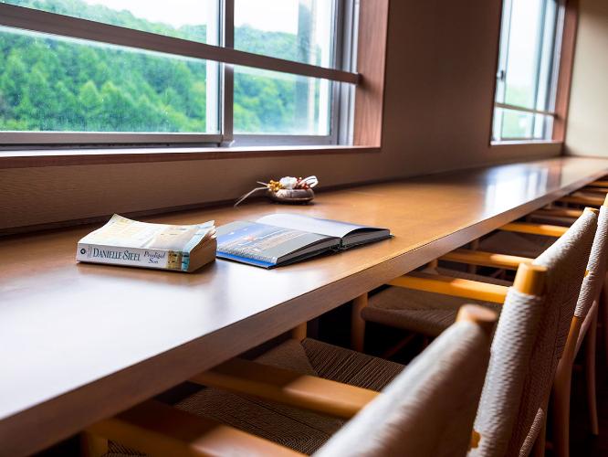 【9階ラウンジ】女性誌などをご用意。景色を眺めながら読書もおすすめ※レディースルーム宿泊者のみ利用可