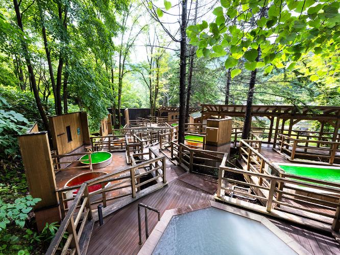 【森の散歩湯WOOD SPA】たくさんの湯舟を巡りながら様々な角度から自然との一体感を満喫