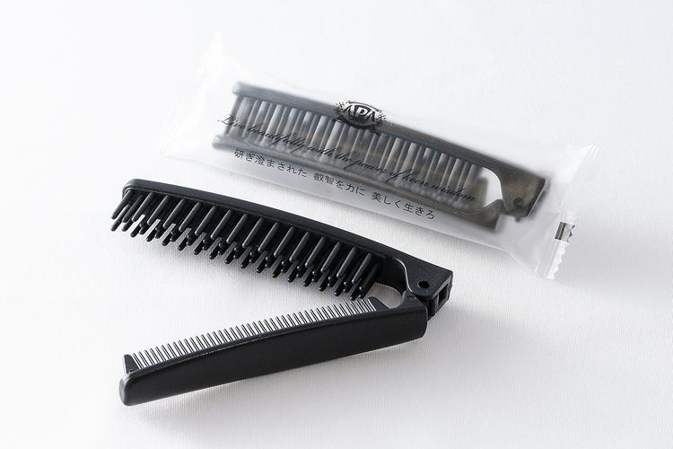 ヘアブラシとコームの2WAYタイプのヘアブラシをご用意(環境に配慮したバイオマスを使用)