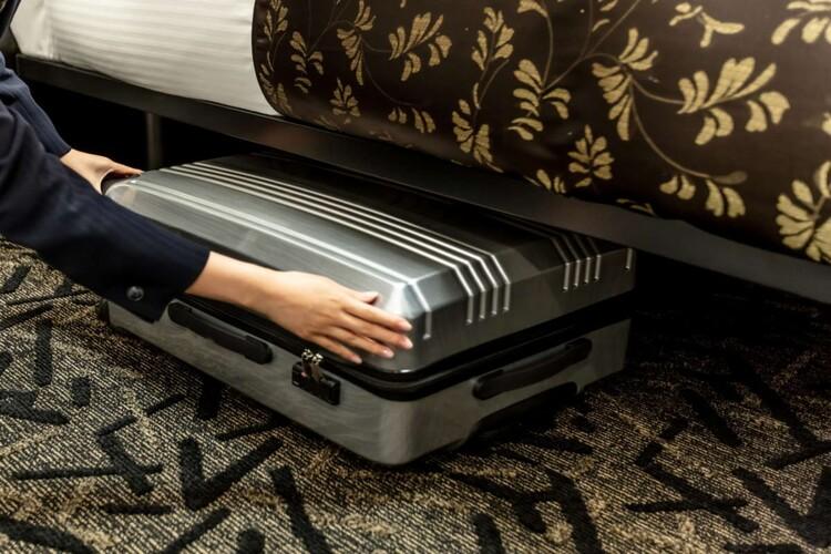 ベッドの下に、スーツケース等のお手回り品を収納できるスペースを設けております