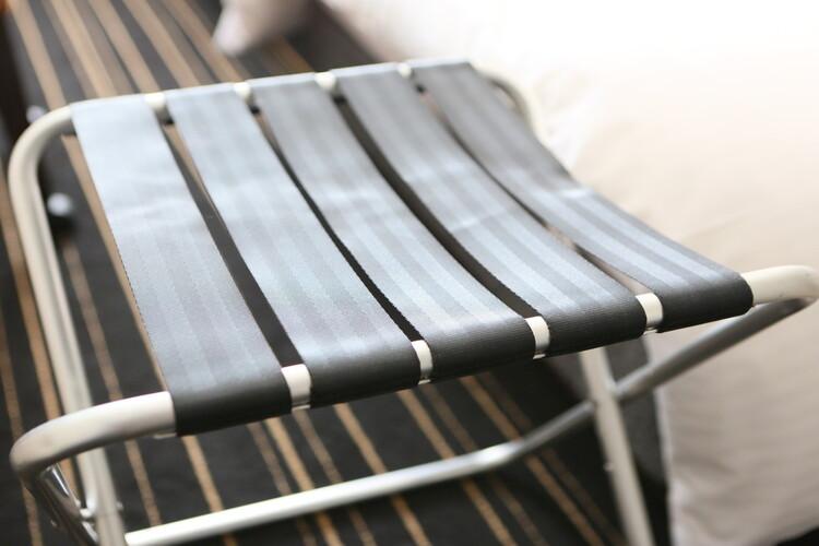 お荷物を広げやすいように折り畳み式のバゲージラックを設置