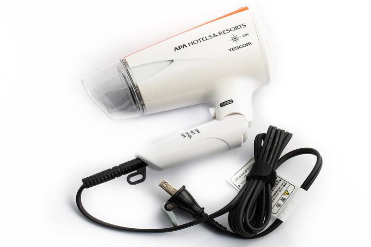 大風量で乾きやすく、Wマイナスイオン機能付のドライヤーを設置