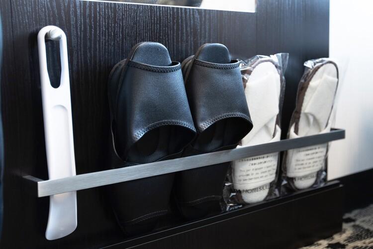 姿見の下に靴べら・スリッパをご用意