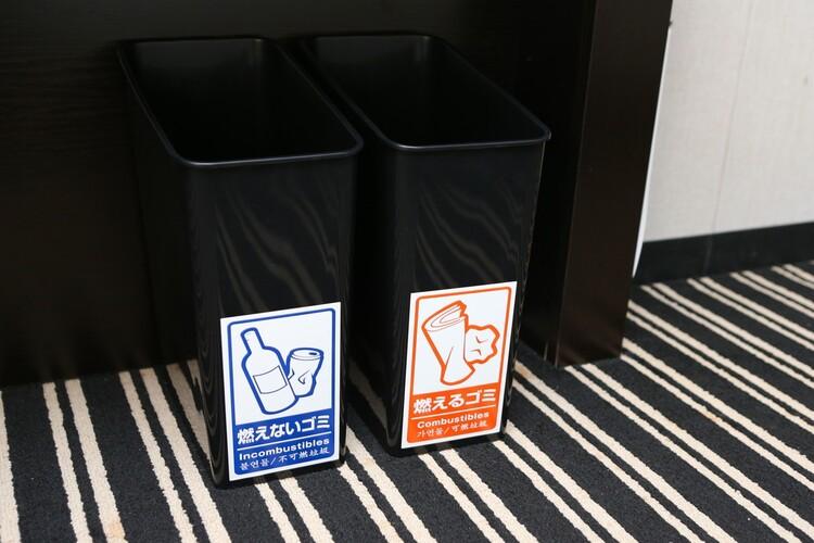 環境に配慮し、ゴミの分別をできるように2種類のゴミ箱を設置