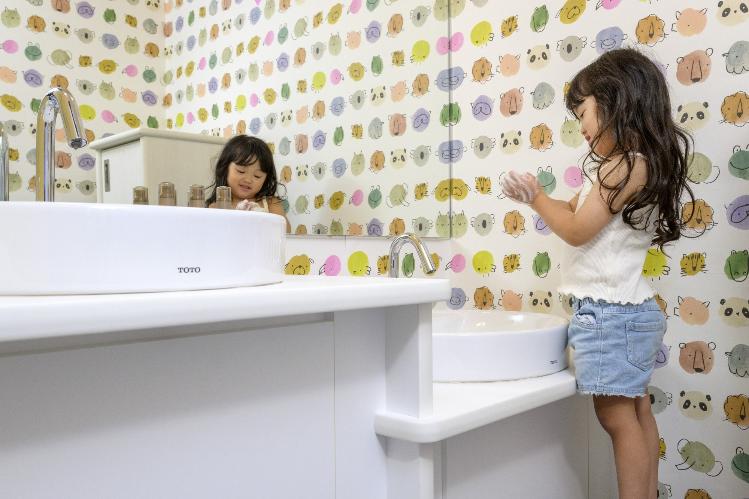 ベビーフレンドリールームには子どもの身長に合わせた洗面台を設置しております／ミキハウス子育て総研『ウェルカムベビーのお宿』認定客室