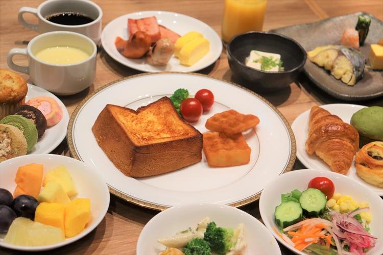 【朝食】和洋食5種からお選びいただけるメインプレート付きハーフビュッフェ