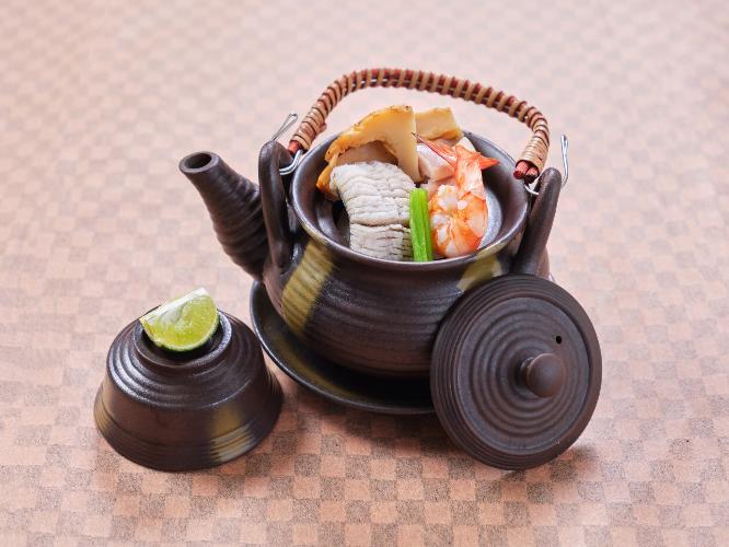 【旬肴】秋の風物詩・土瓶蒸し！香り豊かな松茸にふわふわの四万十鱧、よさこい尾鶏など土佐の逸品が勢揃い。