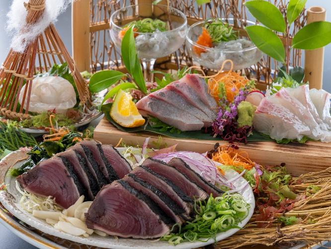 【皿鉢料理】藁で焼き上げた鰹のタタキはもちろん、乙女鯛や土佐カンパチなど土佐の幸を味わう郷土料理。