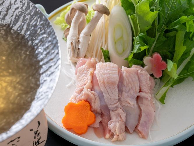 【鍋物】弾力と旨味の強さが特徴のよさこい尾鶏と風味豊かな柚子の出汁に塩のアクセントがさっぱりのお鍋。