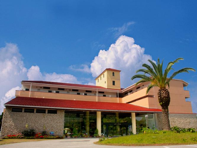 太平洋を望む小高い丘の上に立つ、ゆっくりと時間が流れるリゾートホテル