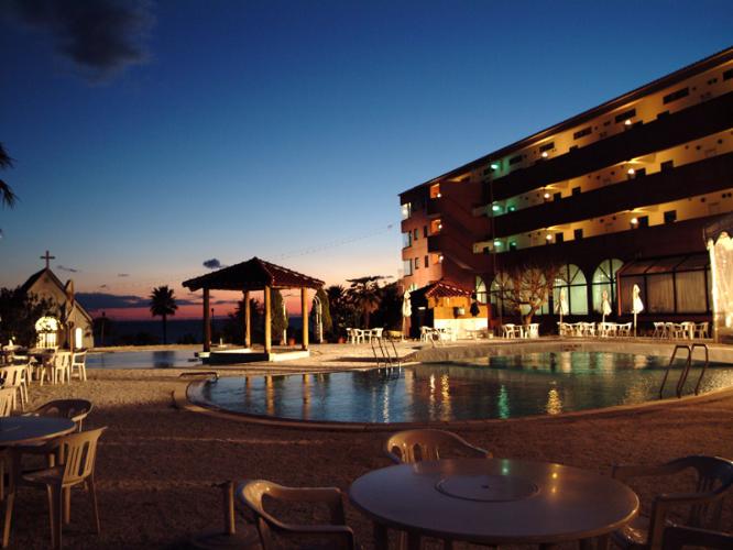 海に沈む夕日の色に包まれる夕暮れのガーデンテラス