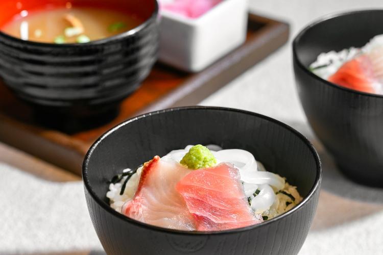 朝食ブッフェ（海鮮丼イメージ）