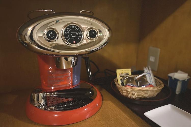 各お部屋にはコーヒーマシンをご用意しております。
