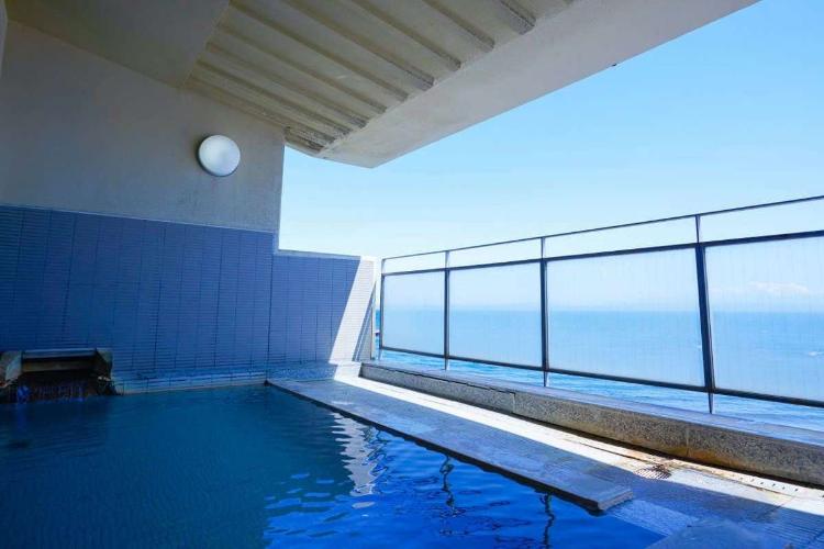 【花の湯（女性風呂）】露天風呂からは津軽海峡を望むことができます。