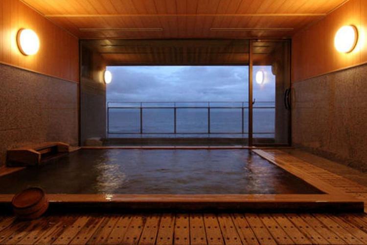 女性浴場「花の湯」湯量豊富な天然温泉は、こんこんと湧き出る自家源泉。