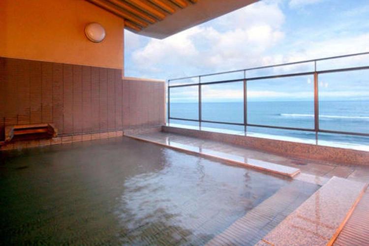 男性浴場「月の湯」露天風呂。目の前に広がる津軽海峡は疲れた体も癒してくれる絶景です。