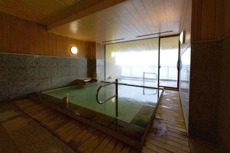 【月の湯（内湯）】御影石の石風呂が、肌にとても心地よい贅沢感を感じさせます