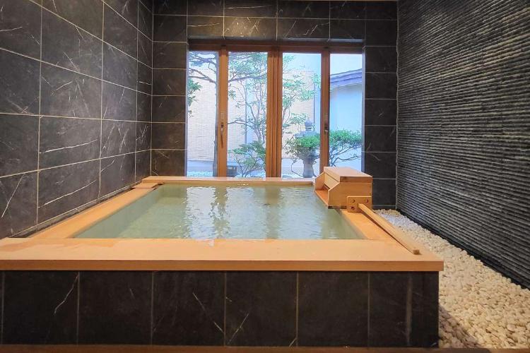 2021年に新設した自家源泉を使用した貸切風呂。箱庭を眺めながら、湯浴みがお愉しみいただけます