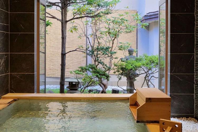 2021年に新設した自家源泉を使用した貸切風呂。箱庭を眺めながら、湯浴みがお愉しみいただけます