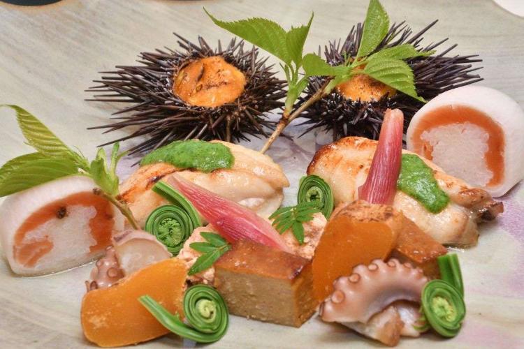 旬の素材が持つ美味しさを、磨かれた腕によりをかけて引き出される贅沢な季節感ある懐石料理（献立一例）