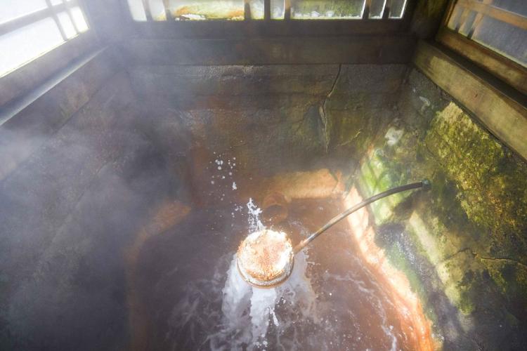 自家源泉が滾々と湧き出る東屋