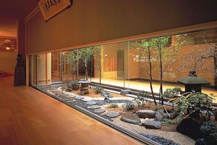 ロビー中庭「光庭」純和風の落ち着いた佇まい