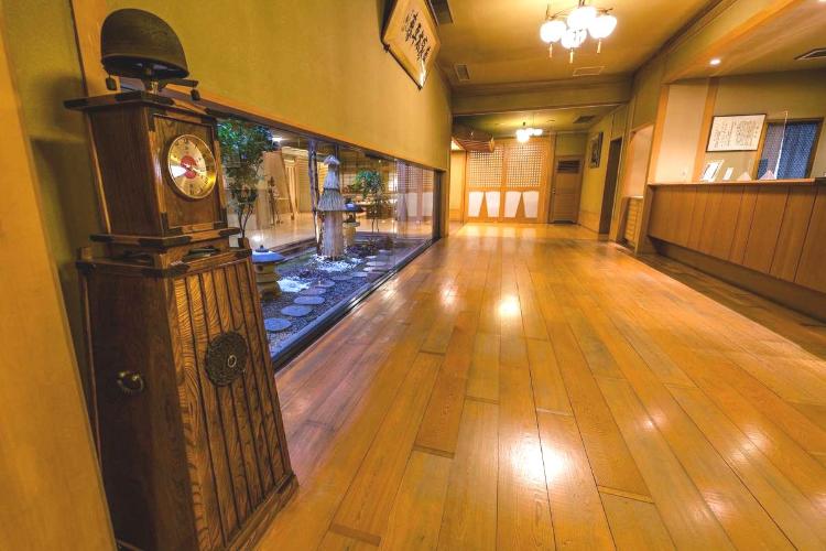 古来の日本ならではのデザインにこだわった陶器やインテリアを展示